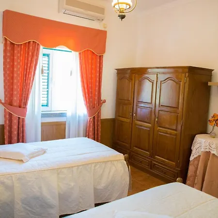Local Familiar Bed & Breakfast 4*