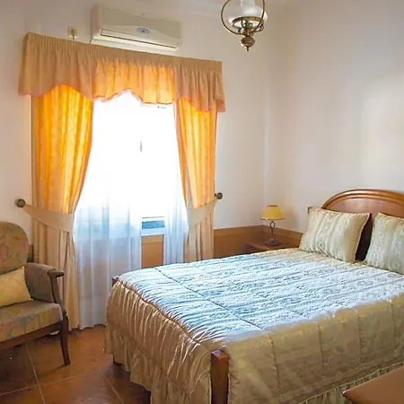 Local Familiar Bed & Breakfast Monfortinho